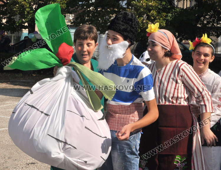 Деца и младежи с увреждания помагат за лечението на Дани и Криси