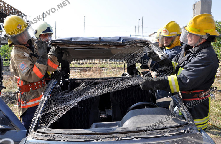 По учебник: извадиха стажант-пожарникар от катастрофирала кола