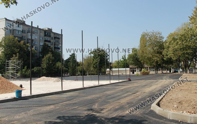 Дворът на СУ "Любен Каравелов"