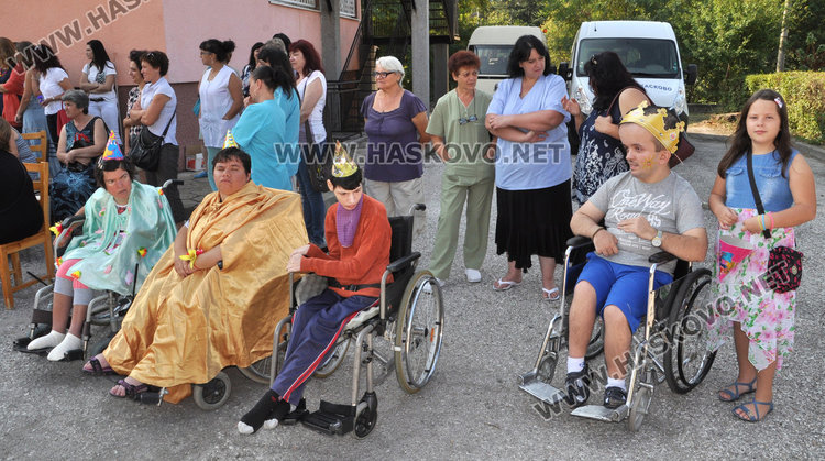 Деца и младежи с увреждания помагат за лечението на Дани и Криси