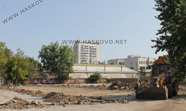 Дворът на ПМГ "Иван Вазов"