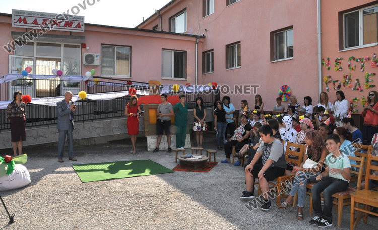 Деца и младежи с увреждания помагат за лечението на Дани и Криси