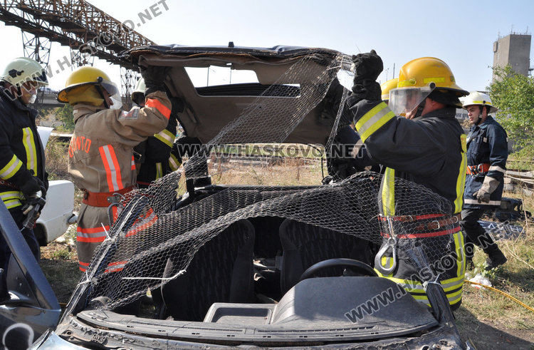 По учебник: извадиха стажант-пожарникар от катастрофирала кола