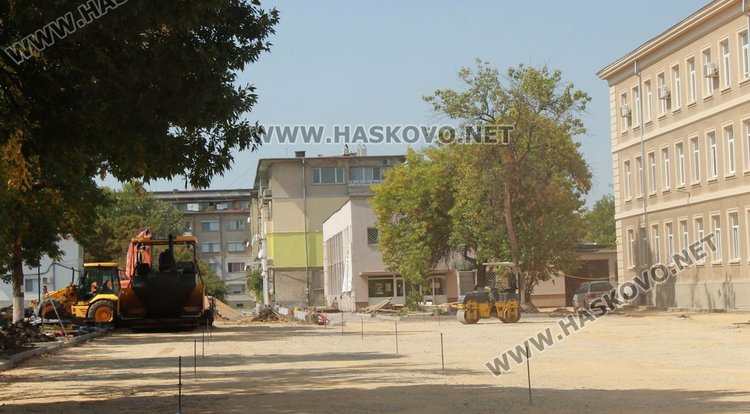 Дворът на ПЕГ "Д-р Иван Богоров"