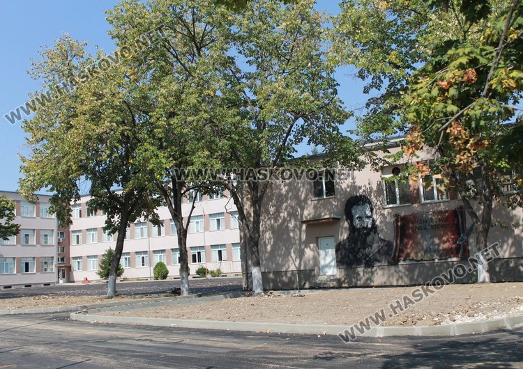 Дворът на СУ "Любен Каравелов"