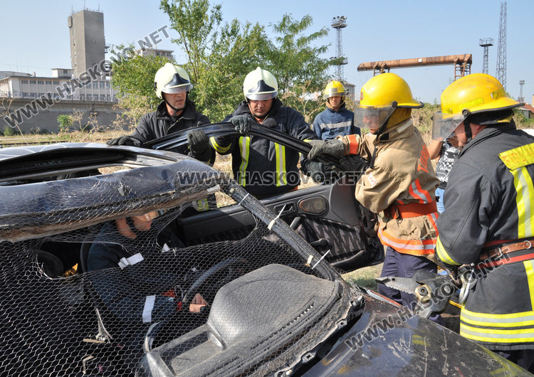 По учебник: извадиха стажант-пожарникар от катастрофирала кола
