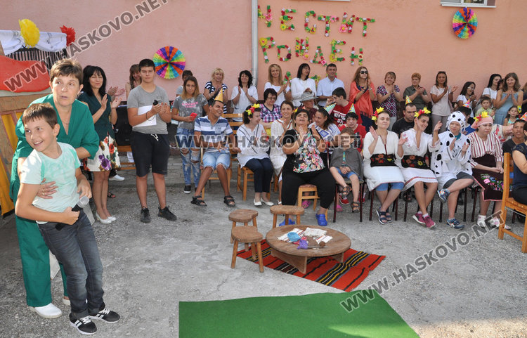 Деца и младежи с увреждания помагат за лечението на Дани и Криси