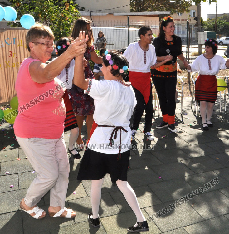 Торти и театър за 3-ия рожден ден на Социалните домове до АГО 