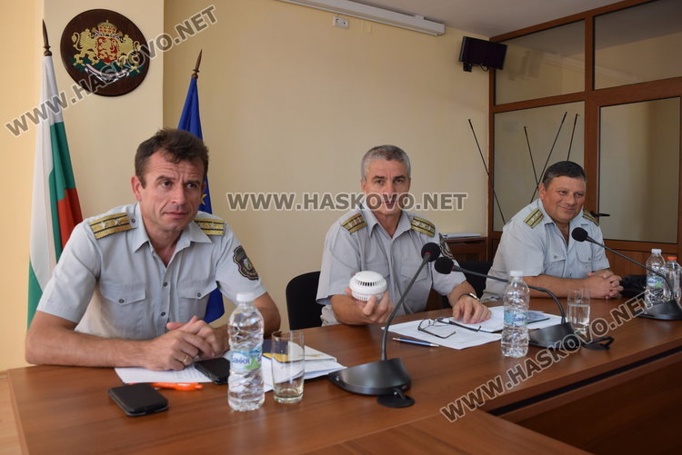 Комисар Заимов показва датчик