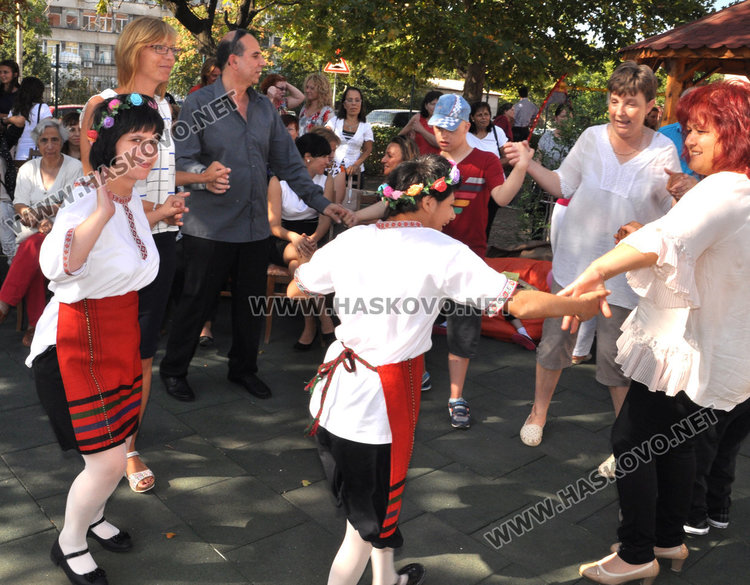 Торти и театър за 3-ия рожден ден на Социалните домове до АГО 