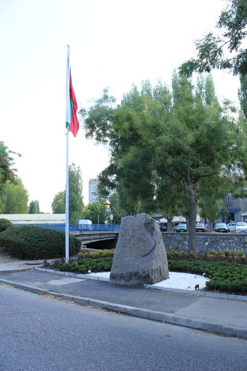 Паметникът на Освобождението осветен през нощта след ремонта