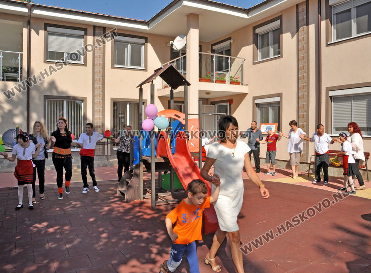 Торти и театър за 3-ия рожден ден на Социалните домове до АГО 