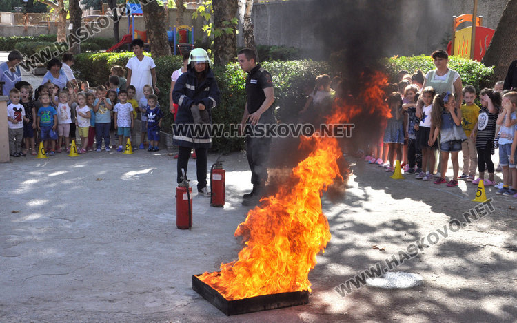 Пробно: Евакуираха 105 деца от забавачка заради пожар