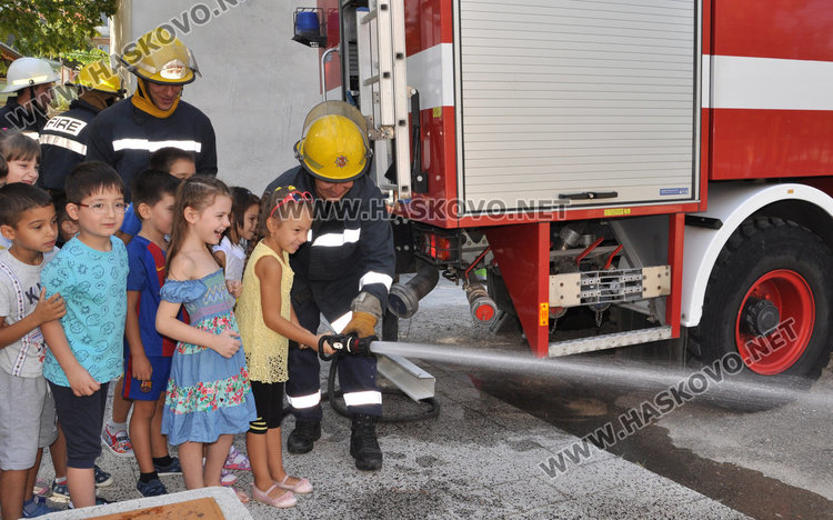 Пробно: Евакуираха 105 деца от забавачка заради пожар