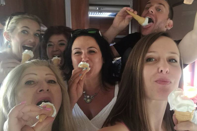 Селфи настроение: На бензиностанцията в Асеновград ни почерпиха със сладолед! 