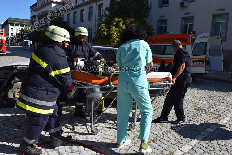 Дъга с цветовете на трикольора се издигна в центъра на Кърджали/снимки/