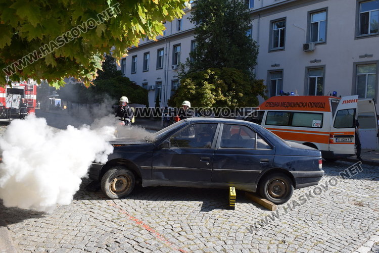 Дъга с цветовете на трикольора се издигна в центъра на Кърджали/снимки/