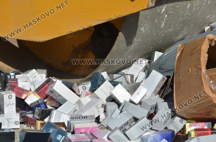 Валяк мина върху хиляди парфюми менте при акция на Митницата