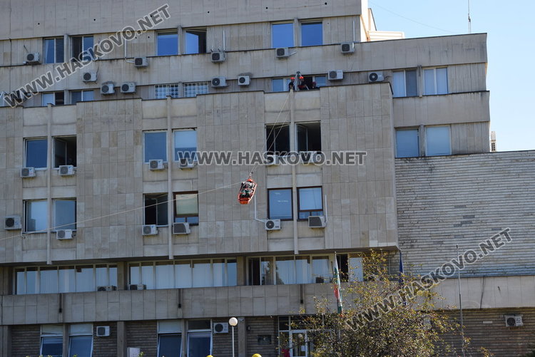 Дъга с цветовете на трикольора се издигна в центъра на Кърджали/снимки/