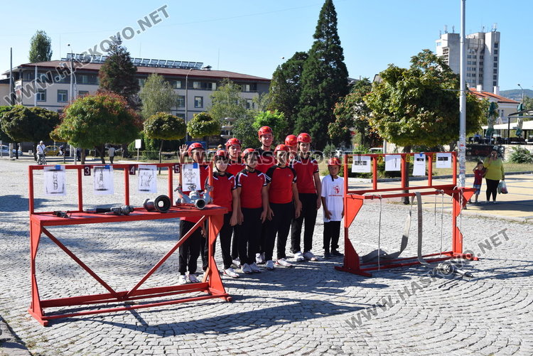 Дъга с цветовете на трикольора се издигна в центъра на Кърджали/снимки/