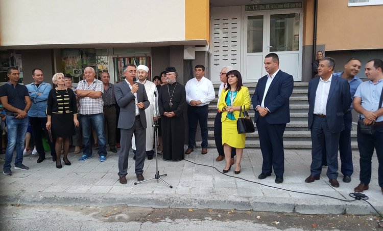 Инж.Хасан Азис обеща нова детска площадка и тротоар на бл.17 в кв.“Възрожденци“