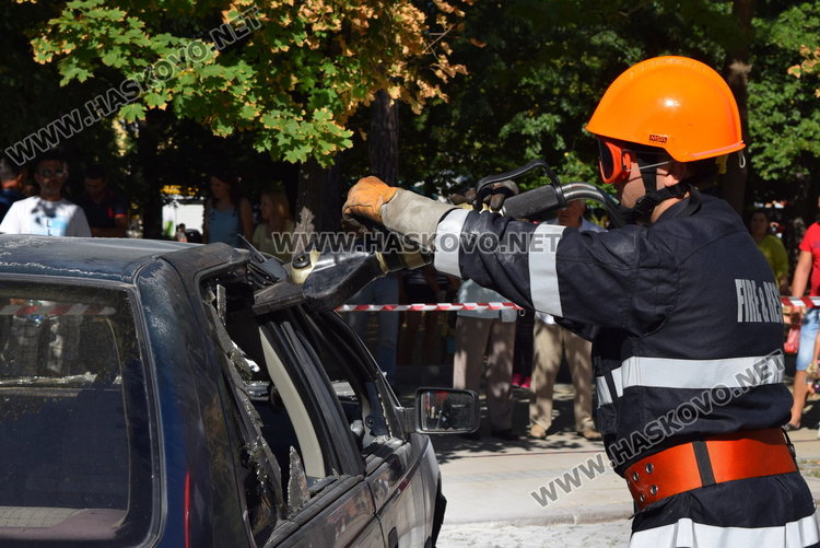 Дъга с цветовете на трикольора се издигна в центъра на Кърджали/снимки/