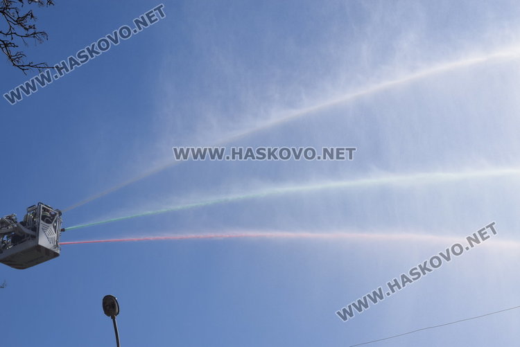 Дъга с цветовете на трикольора се издигна в центъра на Кърджали/снимки/