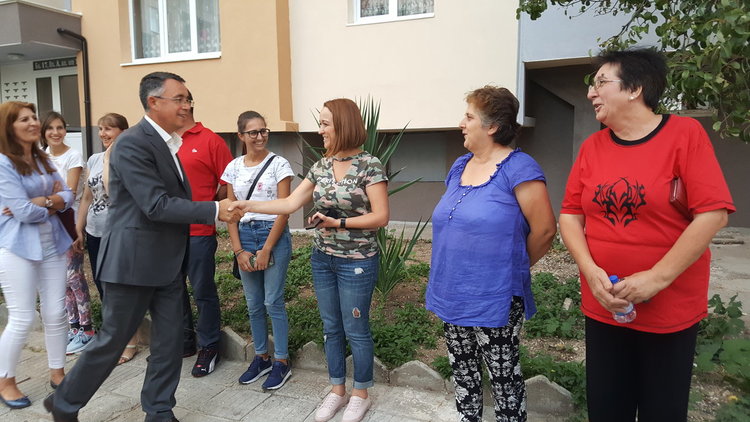 Инж.Хасан Азис обеща нова детска площадка и тротоар на бл.17 в кв.“Възрожденци“