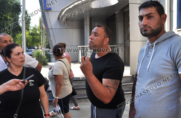 Ромска фамилия се счепка с жандармерията, баща и син с белезници в Районното