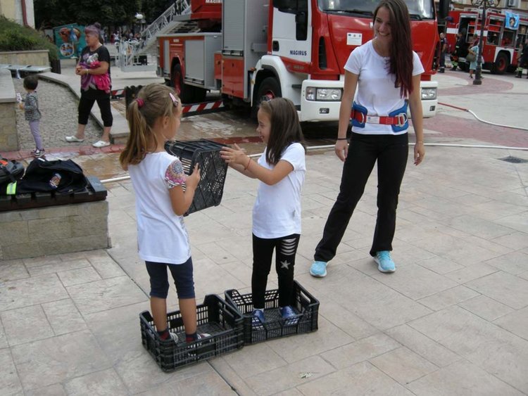 Огнеборци, спасители и доброволци в акция:спасиха двама пострадали при земетресение