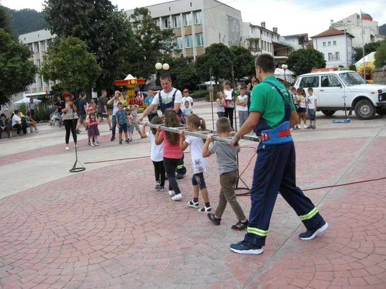Огнеборци, спасители и доброволци в акция:спасиха двама пострадали при земетресение
