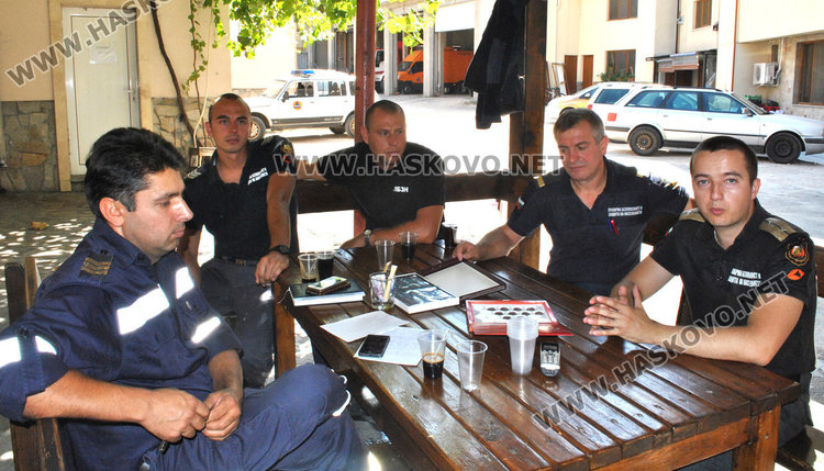 Дежурните пожарникари днес, някои от тях са сред наградените