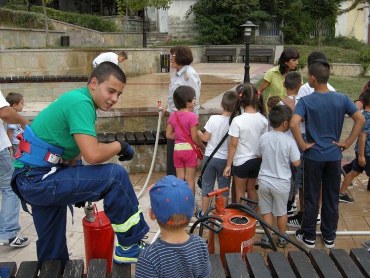 Огнеборци, спасители и доброволци в акция:спасиха двама пострадали при земетресение