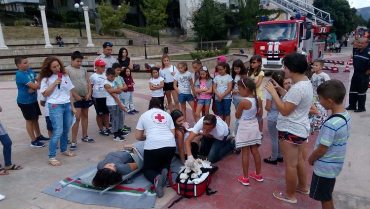 Огнеборци, спасители и доброволци в акция:спасиха двама пострадали при земетресение