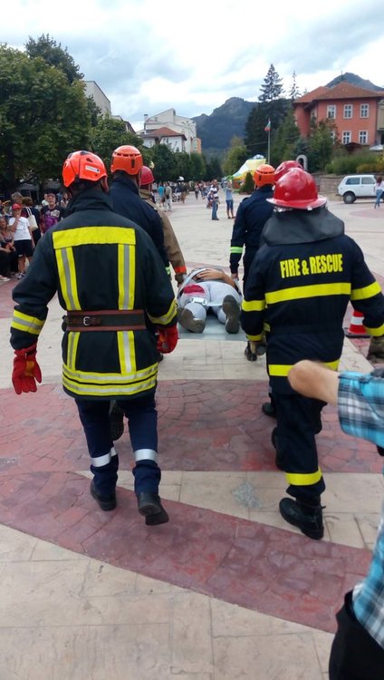 Огнеборци, спасители и доброволци в акция:спасиха двама пострадали при земетресение