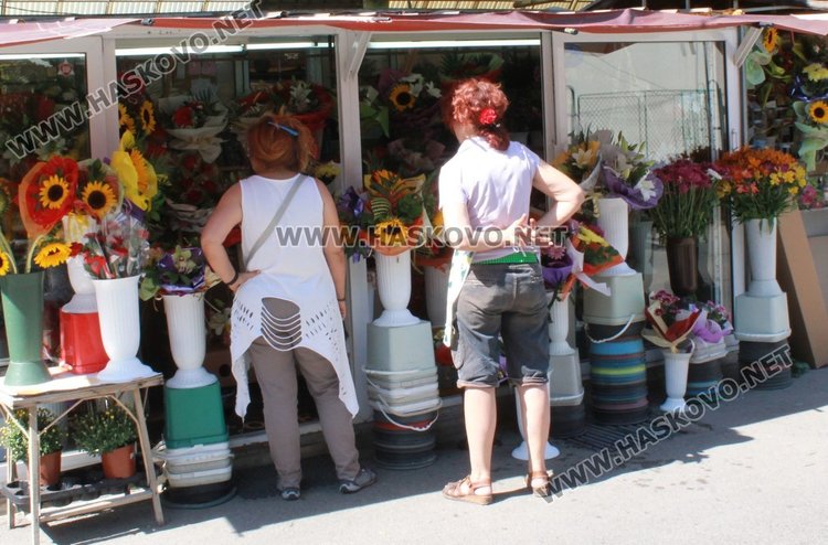  Репортерска проверка на Зеленчуков пазар показа, че най-търсени и тази година остават декоративните слънчогледи