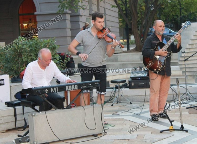 Преди дни Джаз триото поднесе на димитровградчани "Късче от лятото"