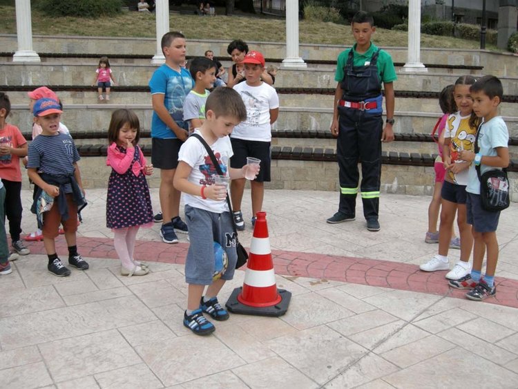 Огнеборци, спасители и доброволци в акция:спасиха двама пострадали при земетресение