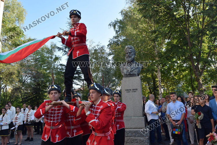 Първите първокласници в униформи в областта прекрачиха училищния праг