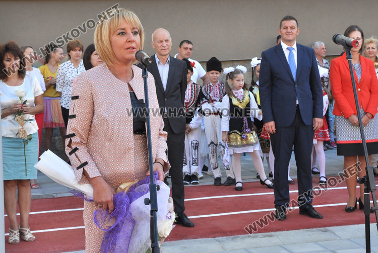 Омбудсманът Мая Манолова въведе първолаците на „Рилски“ в класната стая