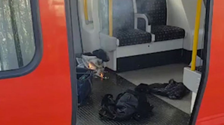 Самоделната бомба в лондонското метро рани 18 души (видео)