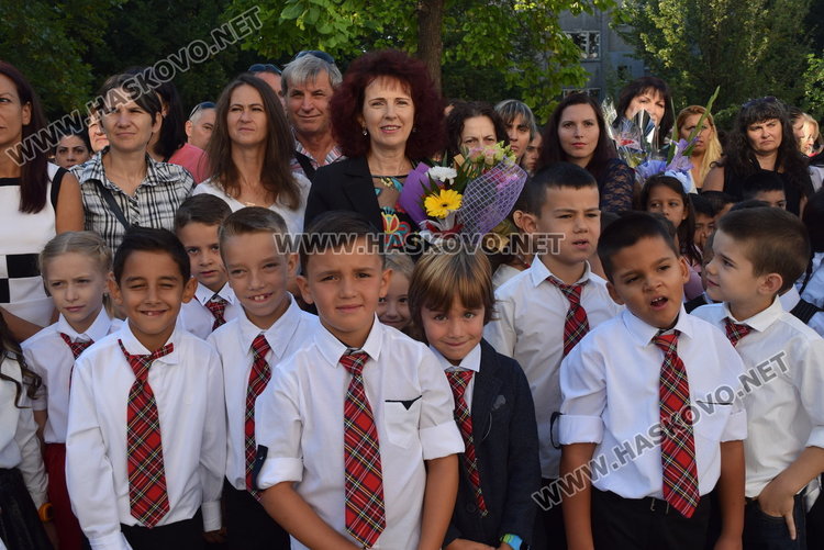 Първите първокласници в униформи в областта прекрачиха училищния праг