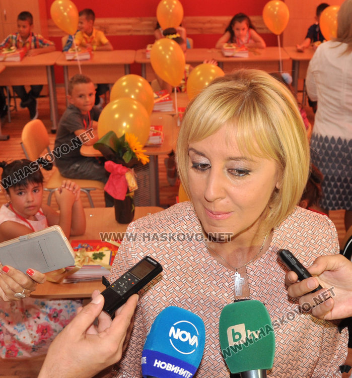 Омбудсманът Мая Манолова въведе първолаците на „Рилски“ в класната стая