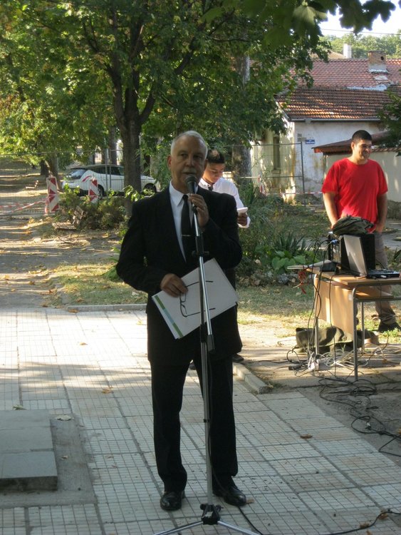 Директорът Антон Иванов поздрави учениците