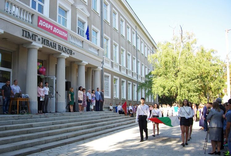 470 ученици, разпределени в 19 паралелки прекрачиха прага на ПМГ „Иван Вазов“ днес