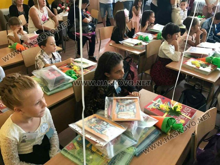 Кметът на Джебел Бахри Юмер дари първокласниците с книжки и несесери за първия учебен ден