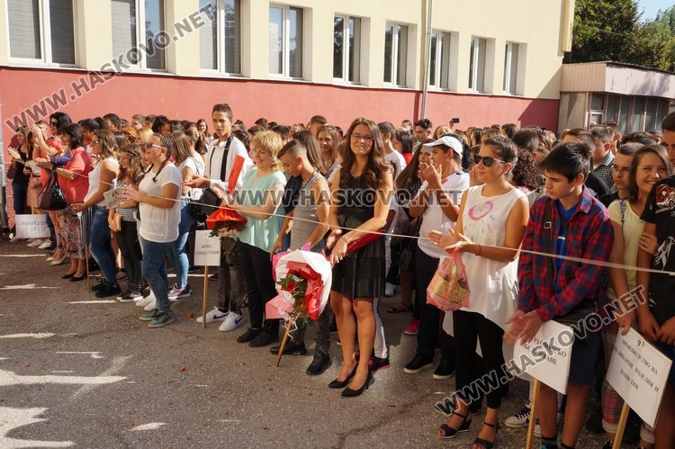 Със 7 нови паралелки започна учебната година в Гимназията по туризъм