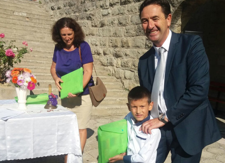 116 първолаци дари с учебни пособия кметът на Кирково Шинаси Сюлейман