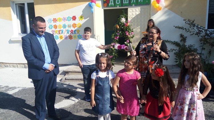 Областният управител почерпи с торти децата в Чифлик за първия учебен ден