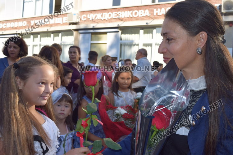Първите първокласници в униформи в областта прекрачиха училищния праг
